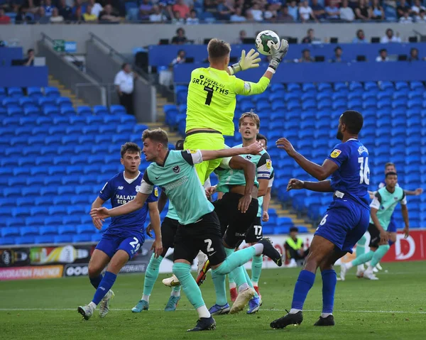 Josh Griffiths Portsmouth Claims Ball — Stockfoto