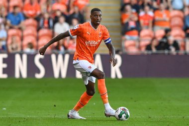 Marvin Ekpiteta #21 of Blackpool makes a break with the ball