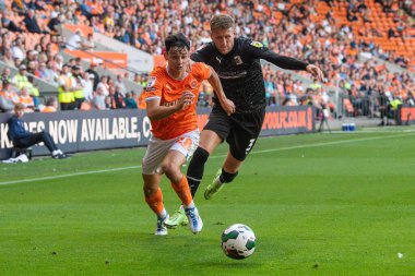 Charlie Patino #28 of Blackpool makes a break with the ball