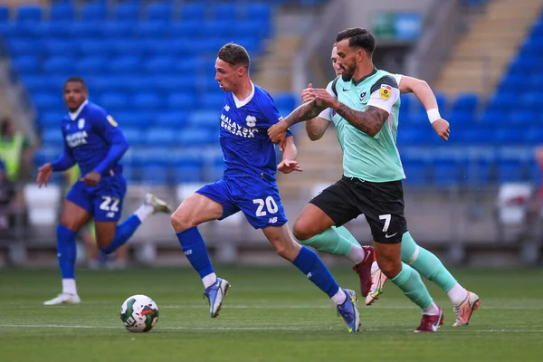 Gavin Whyte Cardiff City Pressure Marlon Pack Portsmouth —  Fotos de Stock