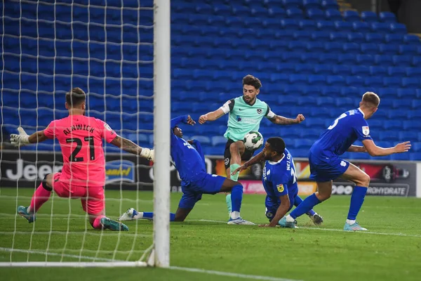 Owen Dale Portsmouth Shoots Goal Pressure Vontae Daley Campbell Cardiff — ストック写真
