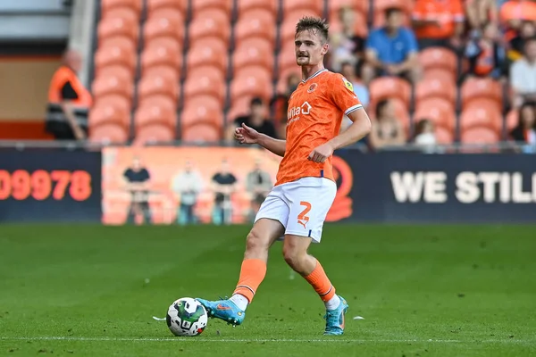 Callum Connolly Blackpool Passes Ball — Stockfoto