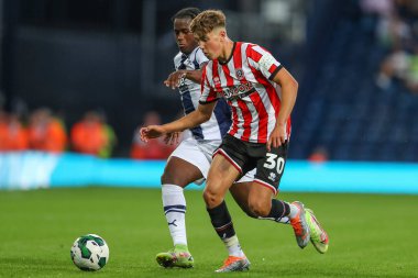 Oliver Arblaster #30 of Sheffield United holds off Reyes Cleary #28 of West Bromwich Albion