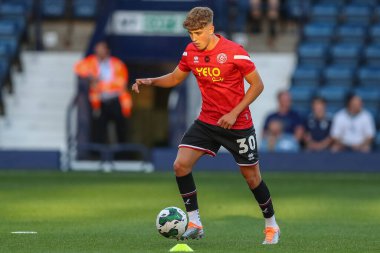 Oliver Arblaster #30 of Sheffield United warms up ahead of kick off