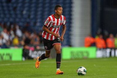 Kyron Gordon #34 of Sheffield United runs forward with the ball