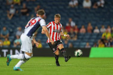 Ben Osborn #23 of Sheffield United passes the ball