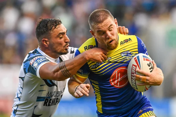 Matt Dufty Warrington Wolves Tackled Tony Gigot Toulouse Olympique — 스톡 사진