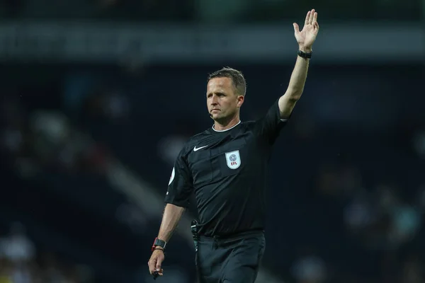 Referee David Webb Points Give Corner Kick — 스톡 사진