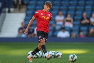 Oliver Arblaster #30 of Sheffield United warms up ahead of kick off