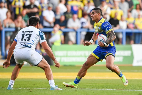 Peter Matautia Warrington Wolves Makes Break —  Fotos de Stock