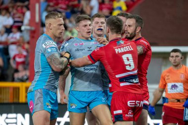 Tempers fray betweenLiam Sutcliffe #4 of Leeds Rhinos and Matt Parcell #9 of Hull KR during the game 