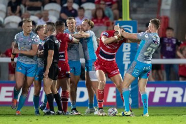 The two teams grapple with each other at the end of the first half 