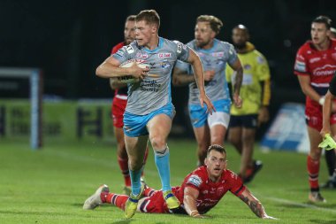 Morgan Gannon #21 of Leeds Rhinos breaks through the Hull KR defence to score his try 