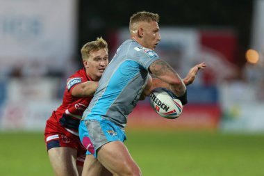 Mikolaj Oledzki #8 of Leeds Rhinos looks to pass the ball