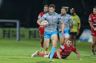 Morgan Gannon #21 of Leeds Rhinos breaks through the Hull KR defence to score his try 