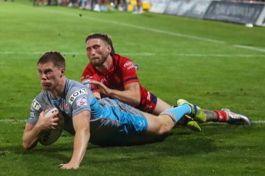 Morgan Gannon #21 of Leeds Rhinos scores his try to make it 14-26