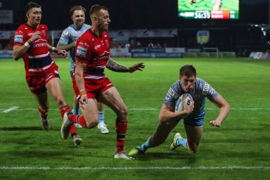 Morgan Gannon #21 of Leeds Rhinos goes over for a try to make it 14-20