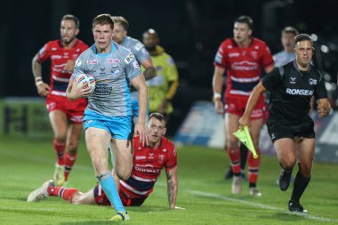 Morgan Gannon #21 of Leeds Rhinos breaks through the Hull KR defence to score his try 