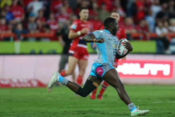 Muizz Mustapha #27 of Leeds Rhinos runs with the ball