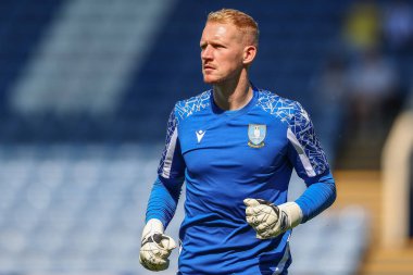 Cameron Dawson #25 of Sheffield Wednesday warms up ahead of kick off