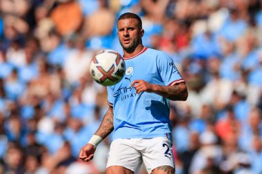 Kyle Walker #2 of Manchester City passes the ball