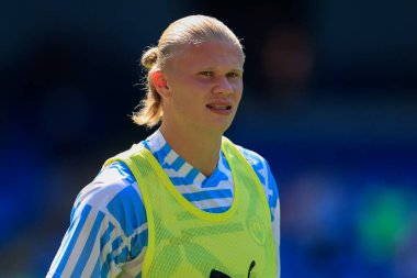 Erling Haaland #9 of Manchester City warms up for the game