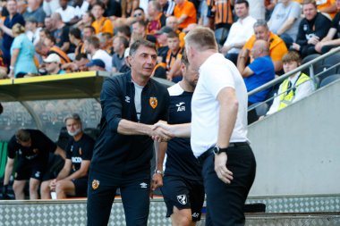 Shota Arveladze manager of Hull City and Dean Smith manager of Norwich City shake hands before the game