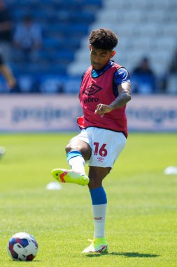 Kaine Kesler-Hayden #15 of Huddersfield Town warms up before the game