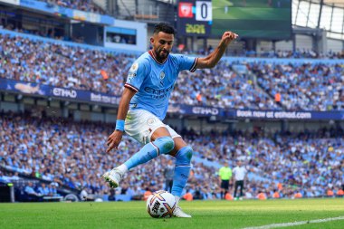 Riyad Mahrez #26 of Manchester City controls the ball