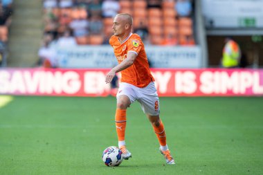 Lewis Fiorini #8 of Blackpool makes a break with the ball