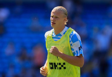 Erling Haaland #9 of Manchester City warms up for the game