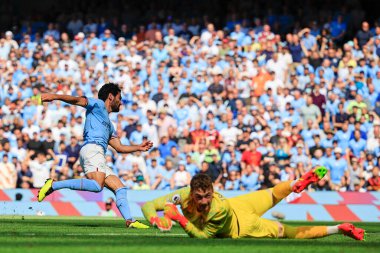 Ilkay Gundogan #8 of Manchester City scores to make it 1-0