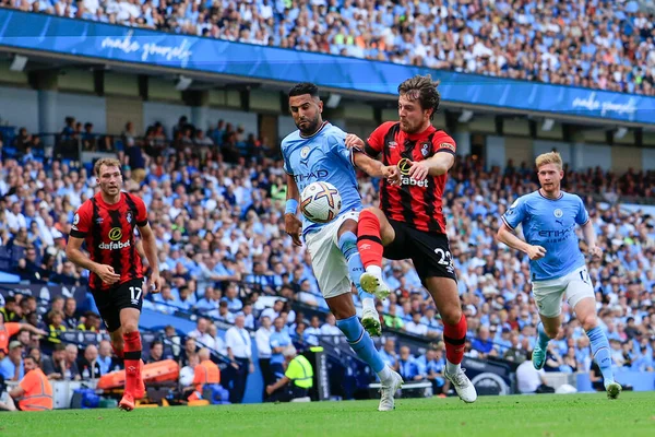 Riyad Mahrez Manchester City Ben Pearson Bournemouth Challenge Ball — Stockfoto