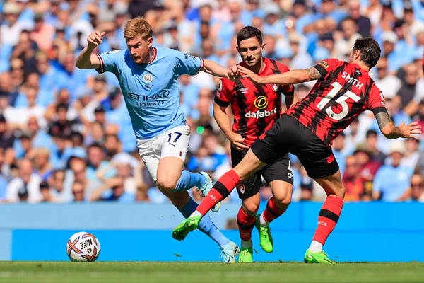 Kevin De Bruyne #17 of Manchester City runs past Adam Smith #15 of Bournemouth