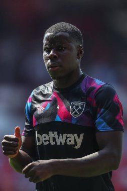Kurt Zouma #4 of West Ham United during the warm up