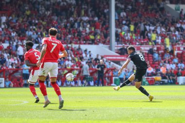 Pablo Fornals #8 of West Ham United has a shot at goal