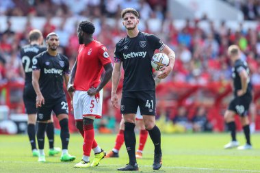 Declan Rice #41 of West Ham United gets ready to take a penalty 