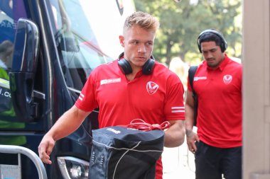 Jonny Lomax #6 of St Helens arrives at the MKM Stadium