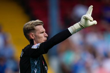 Thomas Kaminski #1 of Blackburn Rovers shouts instructions