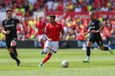 Jesse Lingard #11 of Nottingham Forest runs with the ball