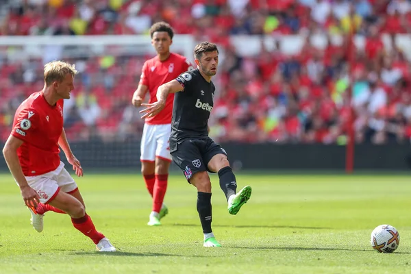 Aaron Cresswell West Ham United Passes Ball — Foto Stock