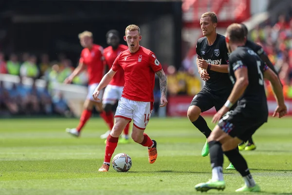 Lewis Brien Nottingham Forest Runs Ball — Stockfoto