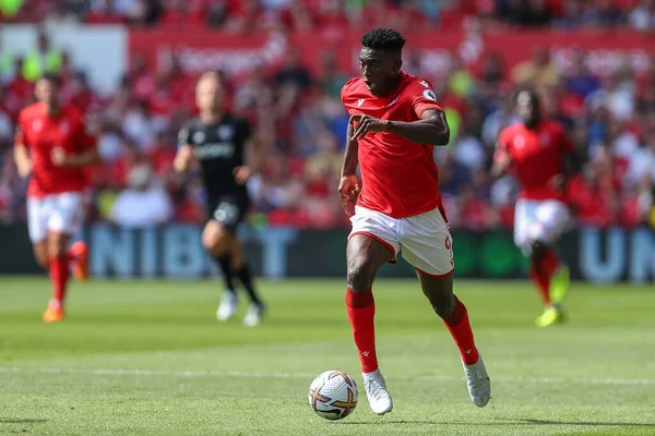 Taiwo Awoniyi Nottingham Forest Runs Ball — Stockfoto