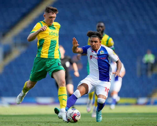 Dara Shea West Bromwich Albion Tackles Tyrhys Dolan Blackburn Rovers — Stok fotoğraf