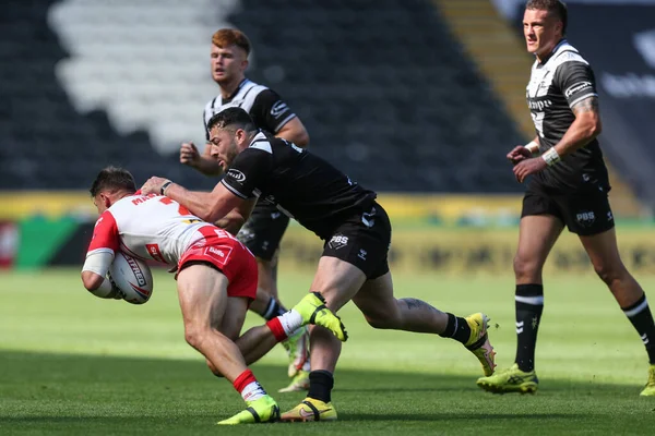 Jake Connor Hull Grabs Hold Tommy Makinson Helens — Stockfoto
