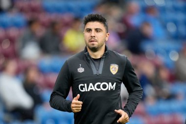 Ozan Tufan #7 of Hull City warms up before the game