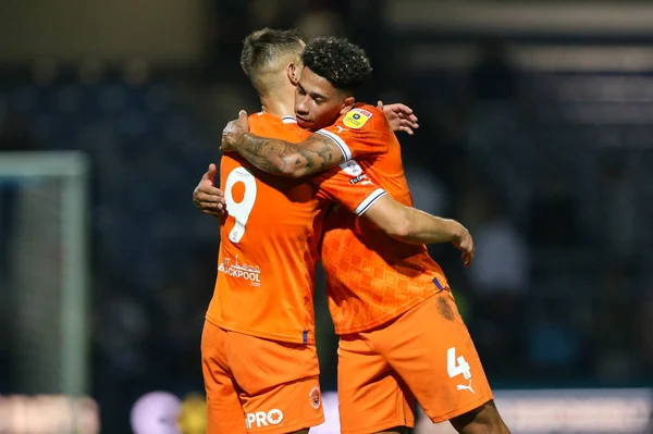 Jerry Yates Blackpool Jordan Lawrence Gabriel Blackpool Embrace Final Whistle — 스톡 사진