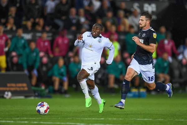 Michael Obafemi Του Swansea City Υπό Την Πίεση Του Ryan — Φωτογραφία Αρχείου