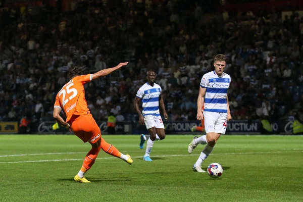Theo Corbeanu Blackpool Shoots Goal — Stockfoto
