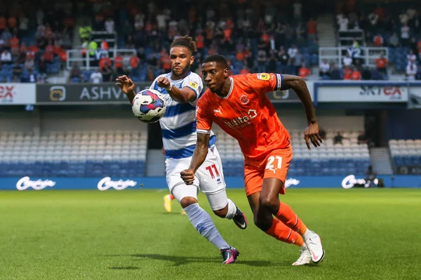 Marvin Ekpiteta Blackpool Tyler Roberts Qpr Tussle Ball — Stockfoto